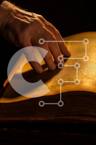 Intra Συλλεκτικό Ξύλινο Παζλ Plywood  4mm - Ατομικό χέρι που κρατά ανοιχτό βιβλίο στο σκοτεινό δωμάτιο Σε Ξύλινο Κουτί - Διαστάσεις Puzzle: 10x10 cm – 25 κομμάτια