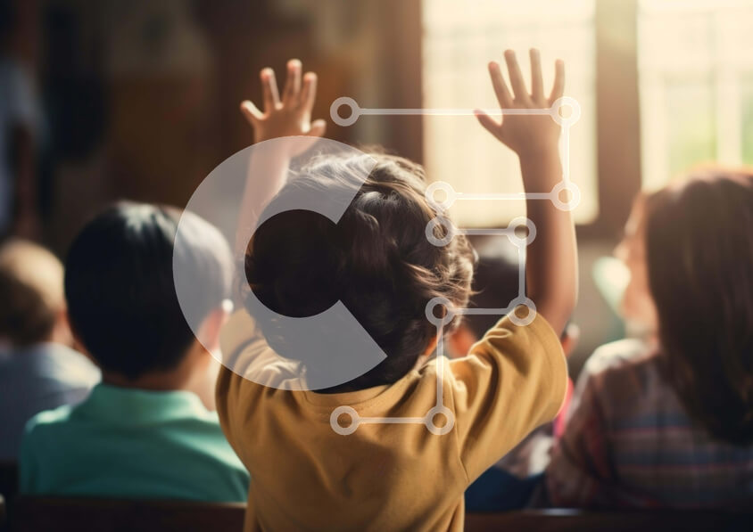 Intra Συλλεκτικό Ξύλινο Παζλ Plywood  4mm - Παιδιά στην τάξη σηκώνουν τα χέρια στον ουρανό Σε Ξύλινο Κουτί - Διαστάσεις Puzzle: 10x10 cm – 25 κομμάτια