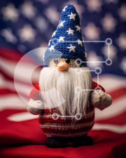 Intra Συλλεκτικό Ξύλινο Παζλ Plywood  4mm - Παιχνίδι Gnome στην αμερικανική σημαία Σε Ξύλινο Κουτί - Διαστάσεις: 10x10 cm – 25 κομμάτια