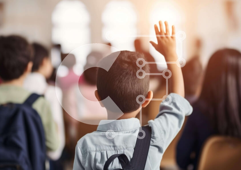 Intra Συλλεκτικό Ξύλινο Παζλ Plywood  4mm - Νεαρό αγόρι που σηκώνει το χέρι στην τάξη Σε Ξύλινο Κουτί - Διαστάσεις Puzzle: 10x10 cm – 25 κομμάτια