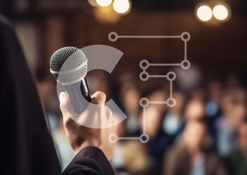 Intra Συλλεκτικό Ξύλινο Παζλ Plywood  4mm - Πρόσωπο με ανοιχτό μικρόφωνο σε εκδήλωση δημόσιας ομιλίας Σε Ξύλινο Κουτί - Διαστάσεις Puzzle: 10x10 cm – 25 κομμάτια