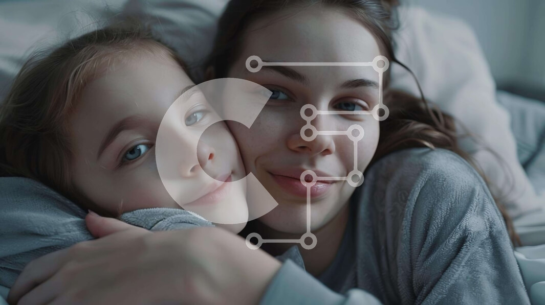 Intra Συλλεκτικό Ξύλινο Παζλ Plywood  4mm - Γυναίκα και κόρη αγκαλιάζονται στο κρεβάτι Σε Ξύλινο Κουτί - Διαστάσεις Puzzle: 10x10 cm – 25 κομμάτια