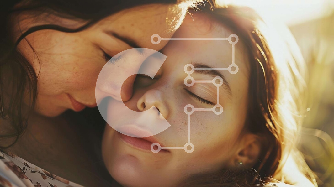 Intra Συλλεκτικό Ξύλινο Παζλ Plywood  4mm - Συγκινητική αγκαλιά ανάμεσα σε δύο γυναίκες Σε Ξύλινο Κουτί - Διαστάσεις Puzzle: 10x10 cm – 25 κομμάτια