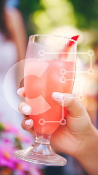 Intra Συλλεκτικό Ξύλινο Παζλ Plywood  4mm - Γυναίκα που απολαμβάνει το ποτό σε εξωτερικούς χώρους με λουλούδια και ανθρώπους Σε Ξύλινο Κουτί - Διαστάσεις Puzzle: 10x10 cm – 25 κομμάτια