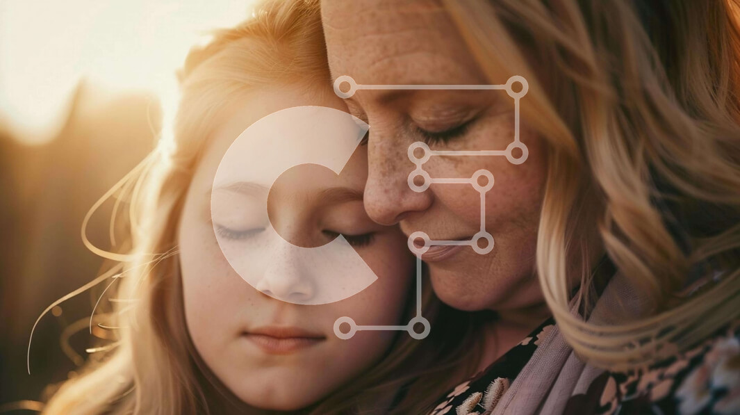 Intra Συλλεκτικό Ξύλινο Παζλ Plywood  4mm - Συγκινητική στιγμή μιας ηλικιωμένης γυναίκας και ενός νεαρού κοριτσιού που αγκαλιάζονται στο ηλιοβασίλεμα Σε Ξύλινο Κουτί - Διαστάσεις Puzzle: 10x10 cm – 25 κομμάτια