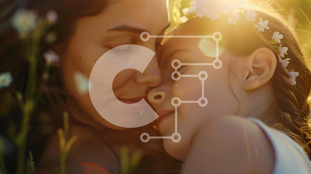 Intra Συλλεκτικό Ξύλινο Παζλ Plywood  4mm - Μητέρα και κόρη που αγκαλιάζονται στο χορτάρι Σε Ξύλινο Κουτί - Διαστάσεις Puzzle: 10x10 cm – 25 κομμάτια