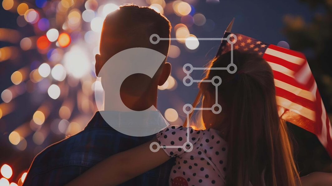 Intra Συλλεκτικό Ξύλινο Παζλ Plywood  4mm - Άνδρας και κόρη που γιορτάζουν την 4η Ιουλίου με αμερικανική σημαία και πυροτεχνήματα Σε Ξύλινο Κουτί - Διαστάσεις: 10x10 cm – 25 κομμάτια