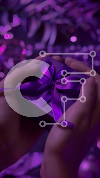 Intra Συλλεκτικό Ξύλινο Παζλ Plywood  4mm - Συναρπαστική στιγμή: Χέρια που κρατούν ένα μωβ κουτί δώρου Σε Ξύλινο Κουτί - Διαστάσεις Puzzle: 10x10 cm – 25 κομμάτια