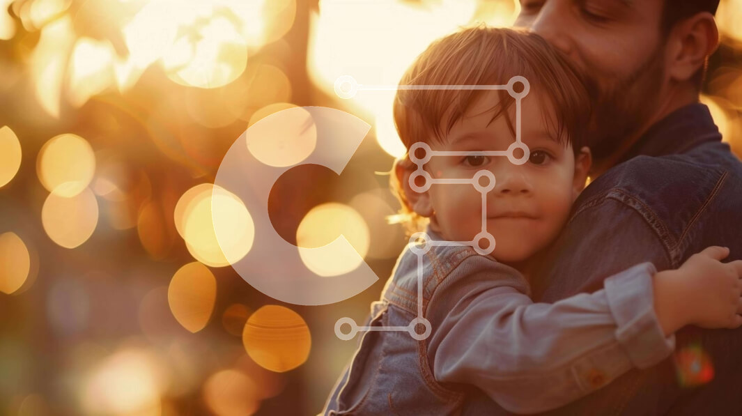 Intra Συλλεκτικό Ξύλινο Παζλ Plywood  4mm - Πατέρας και γιος αγκαλιάζονται μπροστά στα πολύχρωμα φώτα Σε Ξύλινο Κουτί - Διαστάσεις Puzzle: 10x10 cm – 25 κομμάτια