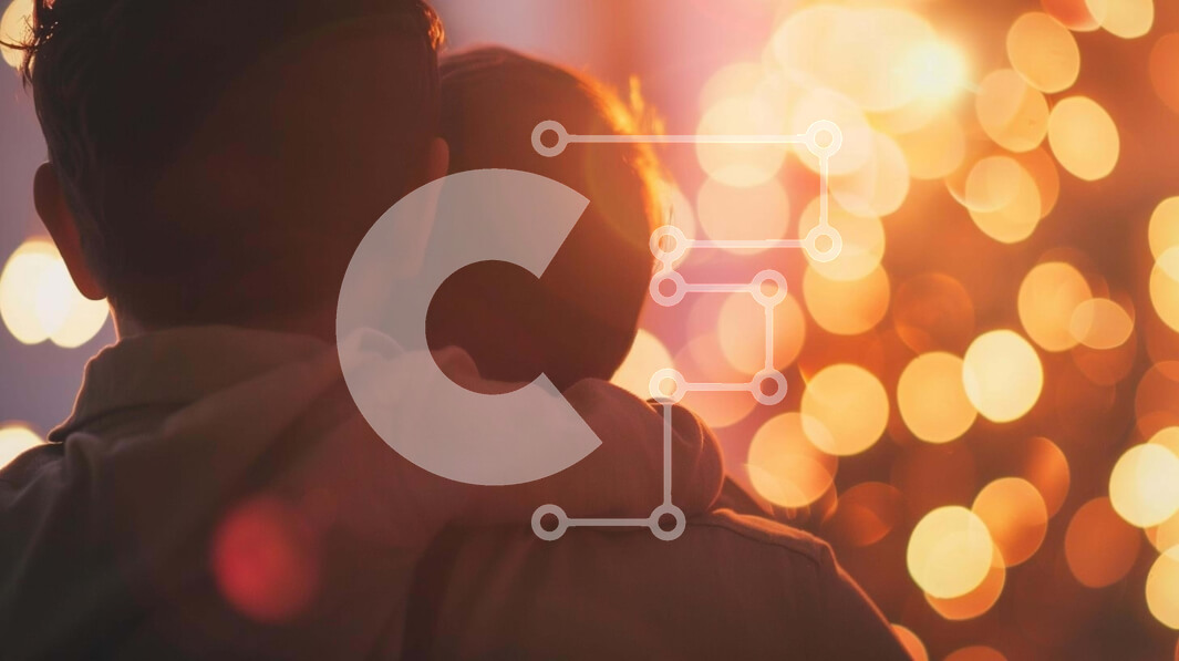 Intra Συλλεκτικό Ξύλινο Παζλ Plywood  4mm - Ζευγάρι που αγκαλιάζεται μπροστά από λαμπερά φώτα Σε Ξύλινο Κουτί - Διαστάσεις Puzzle: 10x10 cm – 25 κομμάτια