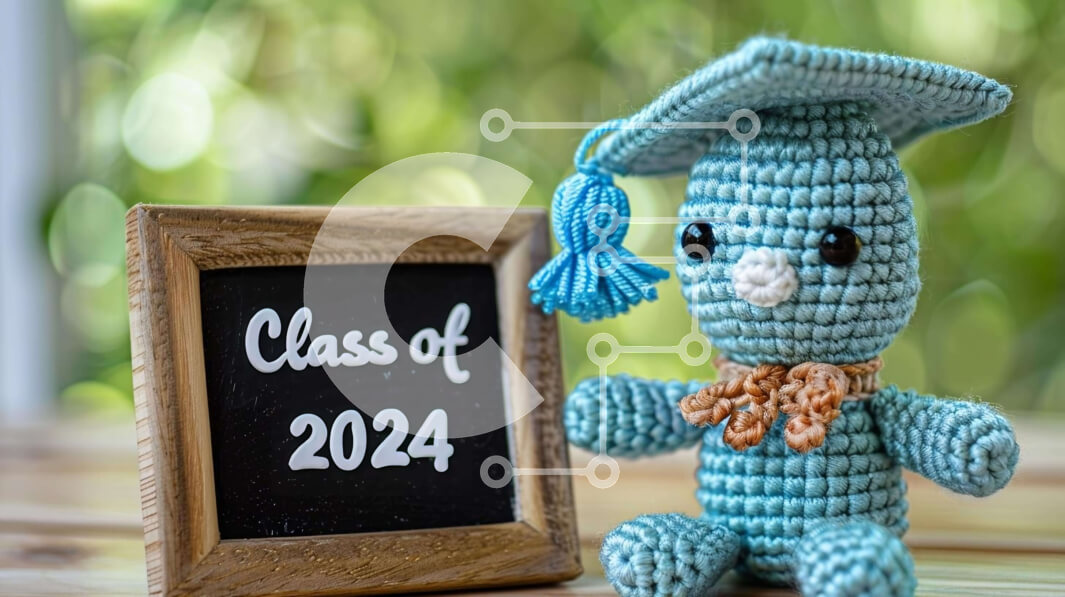 Intra Συλλεκτικό Ξύλινο Παζλ Plywood  4mm - Κροσέ αρκουδάκι που γιορτάζει την αποφοίτηση του Λυκείου Σε Ξύλινο Κουτί - Διαστάσεις Puzzle: 10x10 cm – 25 κομμάτια