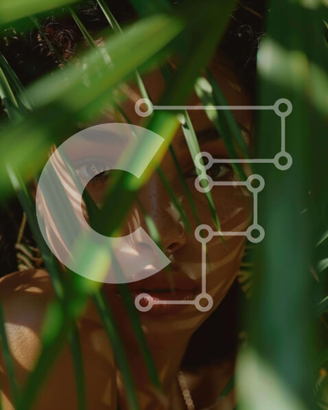 Intra Συλλεκτικό Ξύλινο Παζλ Plywood  4mm - Γυναίκα που κρυφοκοιτάζει πίσω από τα φύλλα φοίνικα Σε Ξύλινο Κουτί - Διαστάσεις: 10x10 cm – 25 κομμάτια