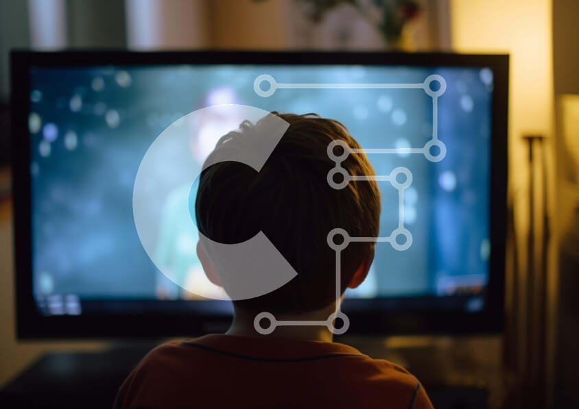 Intra Συλλεκτικό Ξύλινο Παζλ Plywood  4mm - Νεαρό αγόρι που παρακολουθεί ταινία κινουμένων σχεδίων στην τηλεόραση Σε Ξύλινο Κουτί - Διαστάσεις Puzzle: 10x10 cm – 25 κομμάτια