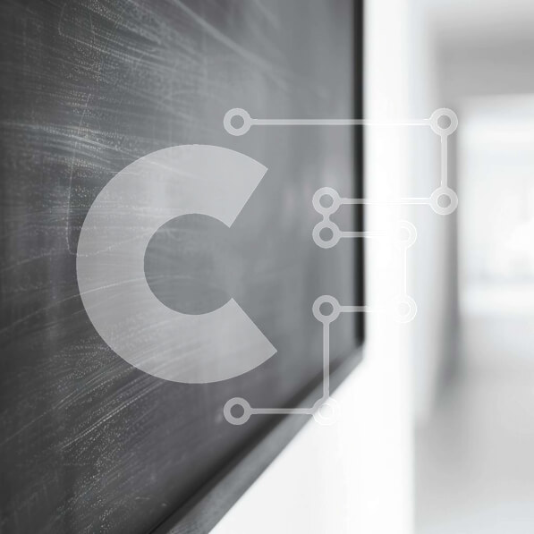 Intra Συλλεκτικό Ξύλινο Παζλ Plywood  4mm - Εκπαιδευτικό σκηνικό με μαυροπίνακα, καρέκλες και γραφεία Σε Ξύλινο Κουτί - Διαστάσεις Puzzle: 10x10 cm – 25 κομμάτια