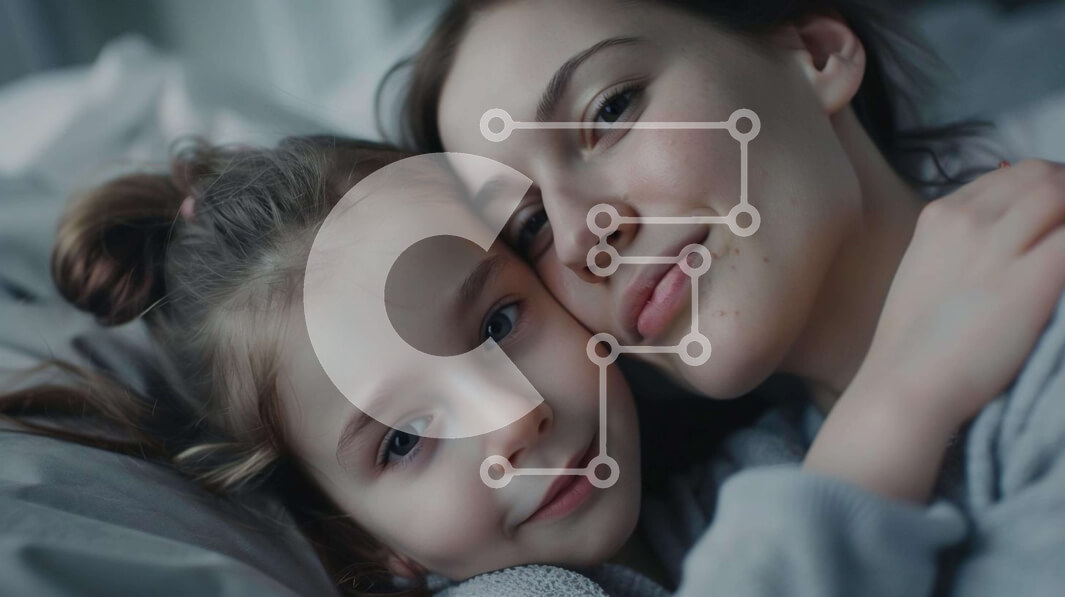 Intra Συλλεκτικό Ξύλινο Παζλ Plywood  4mm - Μητέρα και κόρη αγκαλιάζονται στο κρεβάτι Σε Ξύλινο Κουτί - Διαστάσεις Puzzle: 10x10 cm – 25 κομμάτια