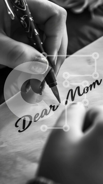 Intra Συλλεκτικό Ξύλινο Παζλ Plywood  4mm - Άτομο που γράφει «Αγαπητή μαμά» σε χαρτί Σε Ξύλινο Κουτί - Διαστάσεις Puzzle: 10x10 cm – 25 κομμάτια