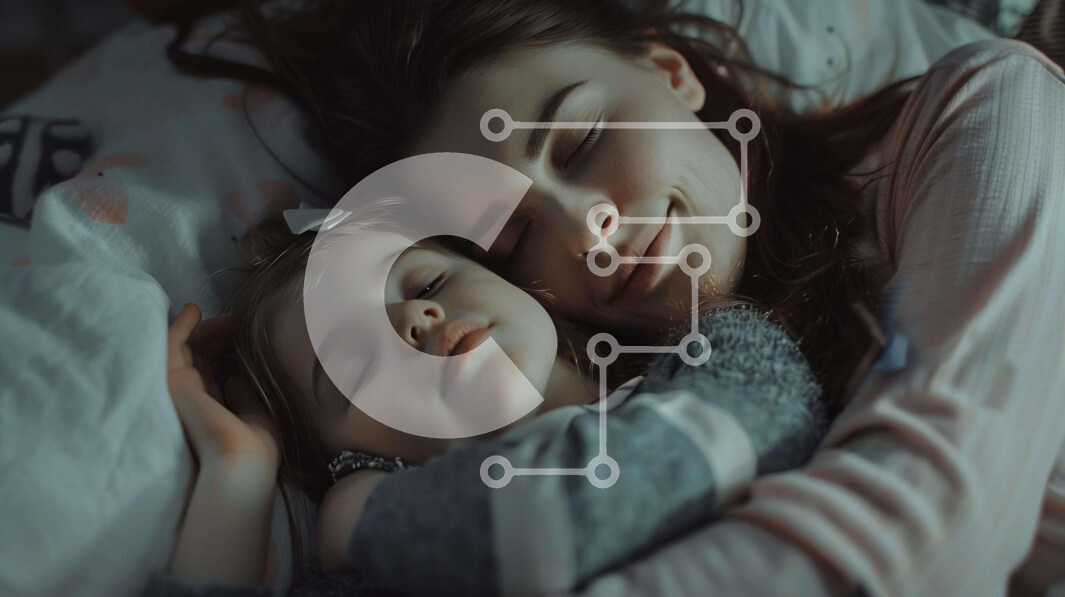 Intra Συλλεκτικό Ξύλινο Παζλ Plywood  4mm - Μητέρα και κόρη που μοιράζονται ένα άνετο κρεβάτι Σε Ξύλινο Κουτί - Διαστάσεις Puzzle: 10x10 cm – 25 κομμάτια