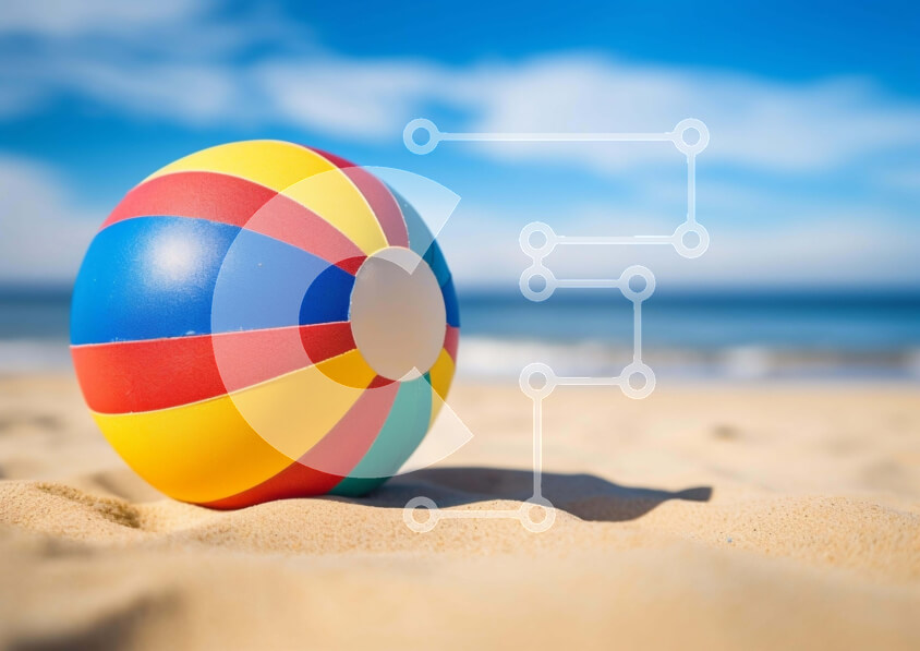 Intra Συλλεκτικό Ξύλινο Παζλ Plywood  4mm - Πολύχρωμη μπάλα παραλίας στην αμμώδη παραλία κοντά στον ωκεανό Σε Ξύλινο Κουτί - Διαστάσεις Puzzle: 10x10 cm – 25 κομμάτια