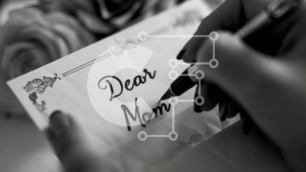 Intra Συλλεκτικό Ξύλινο Παζλ Plywood  4mm - Άτομο που γράφει «Αγαπητή μαμά» σε φάκελο με τριαντάφυλλα Σε Ξύλινο Κουτί - Διαστάσεις Puzzle: 10x10 cm – 25 κομμάτια