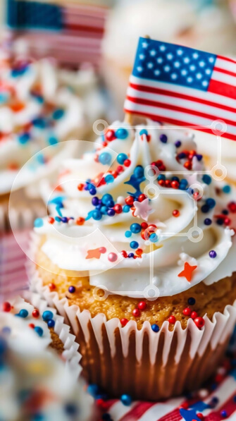 Intra Συλλεκτικό Ξύλινο Παζλ Plywood  4mm - Πατριωτικό Cupcake με αμερικανική σημαία και ψεκασμούς Σε Ξύλινο Κουτί - Διαστάσεις: 10x10 cm – 25 κομμάτια