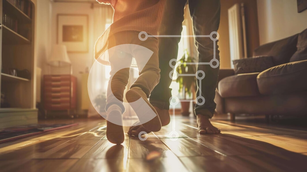 Intra Συλλεκτικό Ξύλινο Παζλ Plywood  4mm - Μικρό παιδί και ενήλικας που περπατούν χέρι-χέρι στο σαλόνι Σε Ξύλινο Κουτί - Διαστάσεις Puzzle: 10x10 cm – 25 κομμάτια