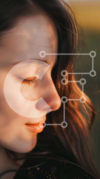 Intra Συλλεκτικό Ξύλινο Παζλ Plywood  4mm - Νεαρή γυναίκα στο ανοιχτό πεδίο με τα μάτια κλειστά Σε Ξύλινο Κουτί - Διαστάσεις Puzzle: 10x10 cm – 25 κομμάτια