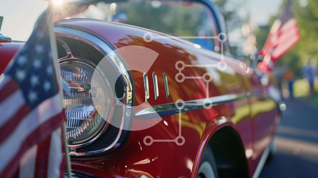 Intra Συλλεκτικό Ξύλινο Παζλ Plywood  4mm - Κόκκινο κλασικό αυτοκίνητο με αμερικανική σημαία και κόσμο που γιορτάζει Σε Ξύλινο Κουτί - Διαστάσεις Puzzle: 10x10 cm – 25 κομμάτια