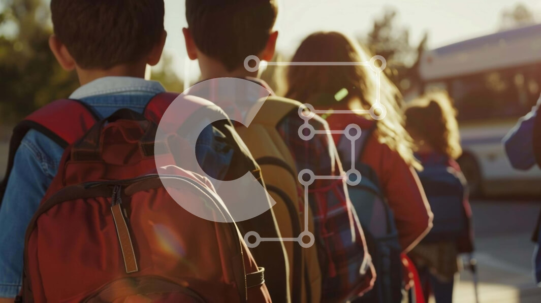 Intra Συλλεκτικό Ξύλινο Παζλ Plywood  4mm - Παιδιά που περπατούν στο σχολείο μπροστά από το πορτοκαλί λεωφορείο Σε Ξύλινο Κουτί - Διαστάσεις Puzzle: 10x10 cm – 25 κομμάτια