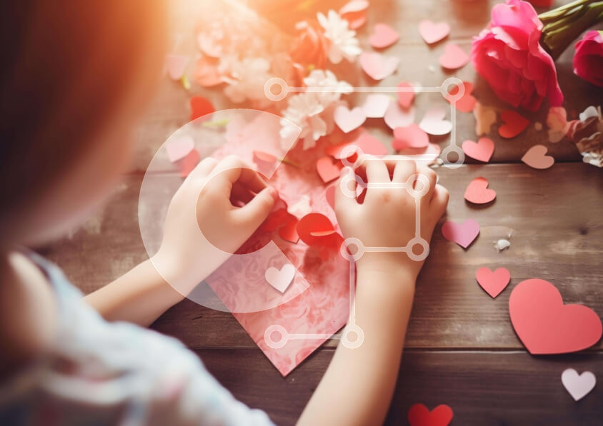 Intra Συλλεκτικό Ξύλινο Παζλ Plywood  4mm - Νεαρό κορίτσι που φτιάχνει κάρτες για την ημέρα του Αγίου Βαλεντίνου Σε Ξύλινο Κουτί - Διαστάσεις: 10x10 cm – 25 κομμάτια