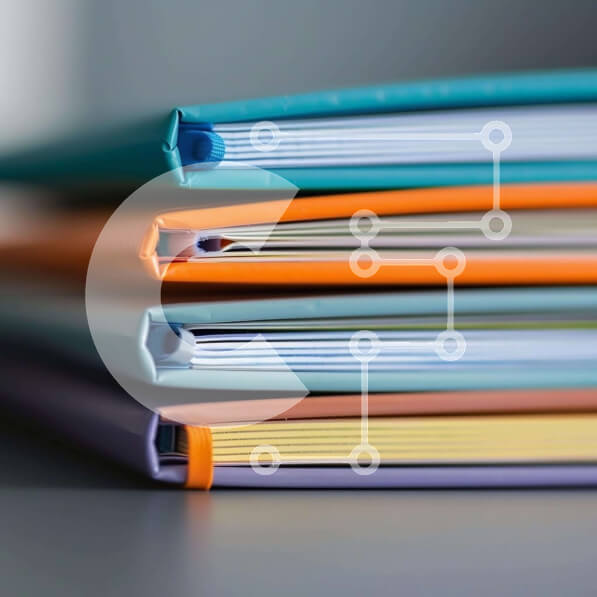 Intra Συλλεκτικό Ξύλινο Παζλ Plywood  4mm - Πολύχρωμη στοίβα φακέλων με ανοιχτό βιβλίο Σε Ξύλινο Κουτί - Διαστάσεις: 10x10 cm – 25 κομμάτια