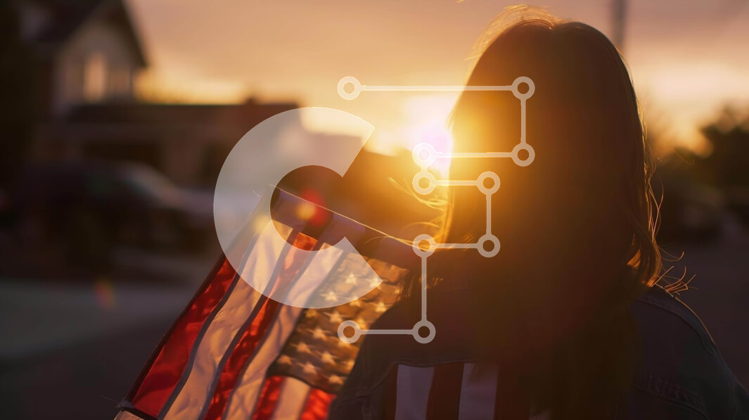 Intra Συλλεκτικό Ξύλινο Παζλ Plywood  4mm - Γυναίκα που κρατά την αμερικανική σημαία στο ηλιοβασίλεμα Σε Ξύλινο Κουτί - Διαστάσεις Puzzle: 10x10 cm – 25 κομμάτια