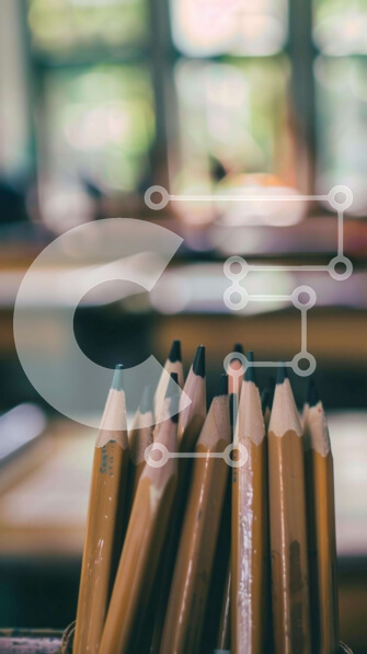 Intra Συλλεκτικό Ξύλινο Παζλ Plywood  4mm - Πολύχρωμα μολύβια στο σκηνικό της τάξης Σε Ξύλινο Κουτί - Διαστάσεις Puzzle: 10x10 cm – 25 κομμάτια