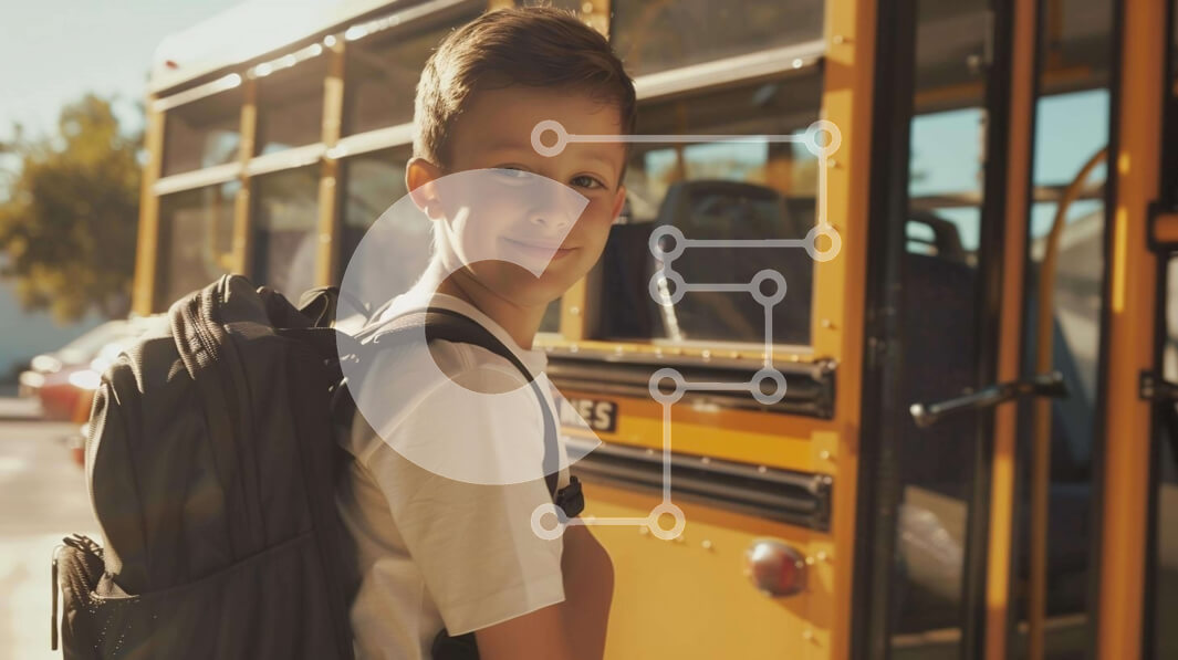 Intra Συλλεκτικό Ξύλινο Παζλ Plywood  4mm - Νεαρό αγόρι με σχολικό λεωφορείο Σε Ξύλινο Κουτί - Διαστάσεις Puzzle: 10x10 cm – 25 κομμάτια