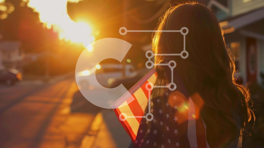 Intra Συλλεκτικό Ξύλινο Παζλ Plywood  4mm - Γυναίκα που περπατά με την αμερικανική σημαία στο ηλιοβασίλεμα Σε Ξύλινο Κουτί - Διαστάσεις Puzzle: 10x10 cm – 25 κομμάτια