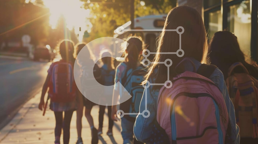 Intra Συλλεκτικό Ξύλινο Παζλ Plywood  4mm - Ομάδα νεαρών κοριτσιών που περπατούν στο σχολείο Σε Ξύλινο Κουτί - Διαστάσεις Puzzle: 10x10 cm – 25 κομμάτια