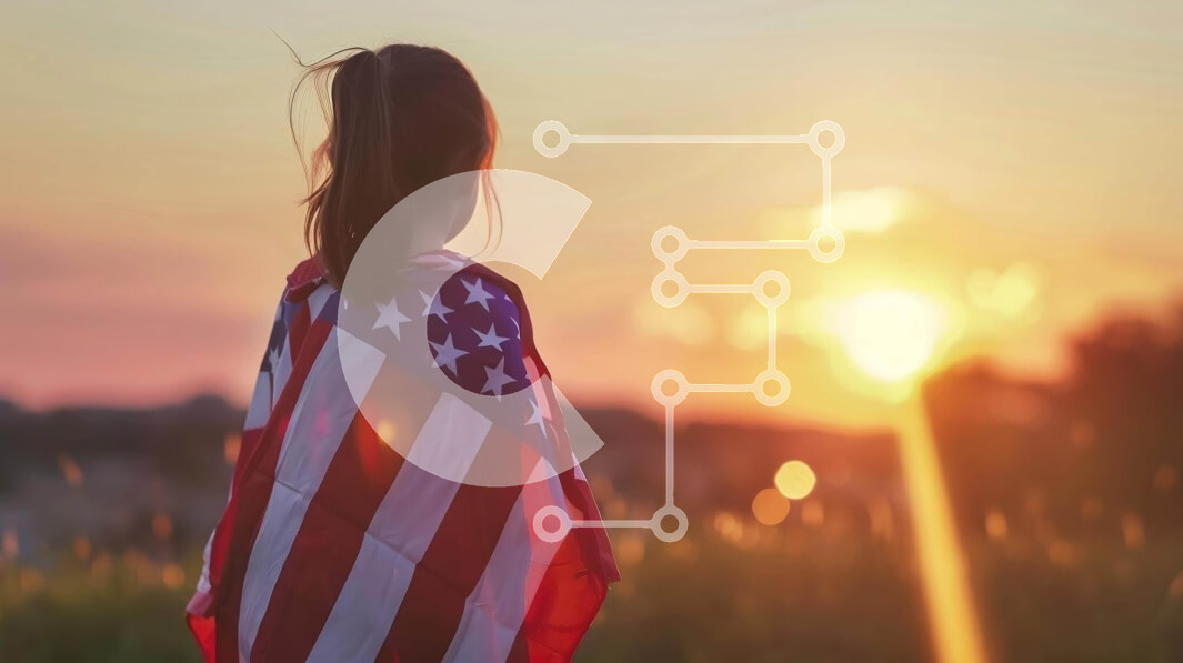 Intra Συλλεκτικό Ξύλινο Παζλ Plywood  4mm - Νεαρή γυναίκα στο ακρωτήριο αμερικανικής σημαίας στο ηλιοβασίλεμα Σε Ξύλινο Κουτί - Διαστάσεις Puzzle: 10x10 cm – 25 κομμάτια