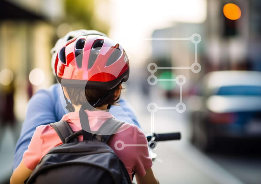 Intra Συλλεκτικό Ξύλινο Παζλ Plywood  4mm - Νεαρό αγόρι που οδηγεί ποδήλατο με επιβάτη και αυτοκίνητα Σε Ξύλινο Κουτί - Διαστάσεις Puzzle: 10x10 cm – 25 κομμάτια