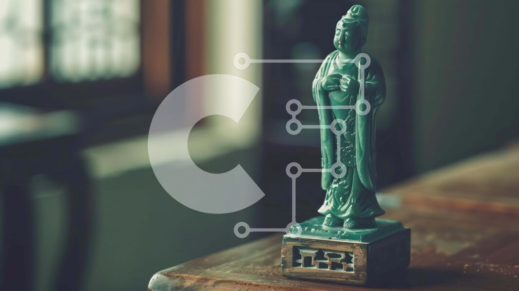 Intra Συλλεκτικό Ξύλινο Παζλ Plywood  4mm - Μικρό πράσινο άγαλμα του Βούδα σε ξύλινο τραπέζι Σε Ξύλινο Κουτί - Διαστάσεις Puzzle: 10x10 cm – 25 κομμάτια