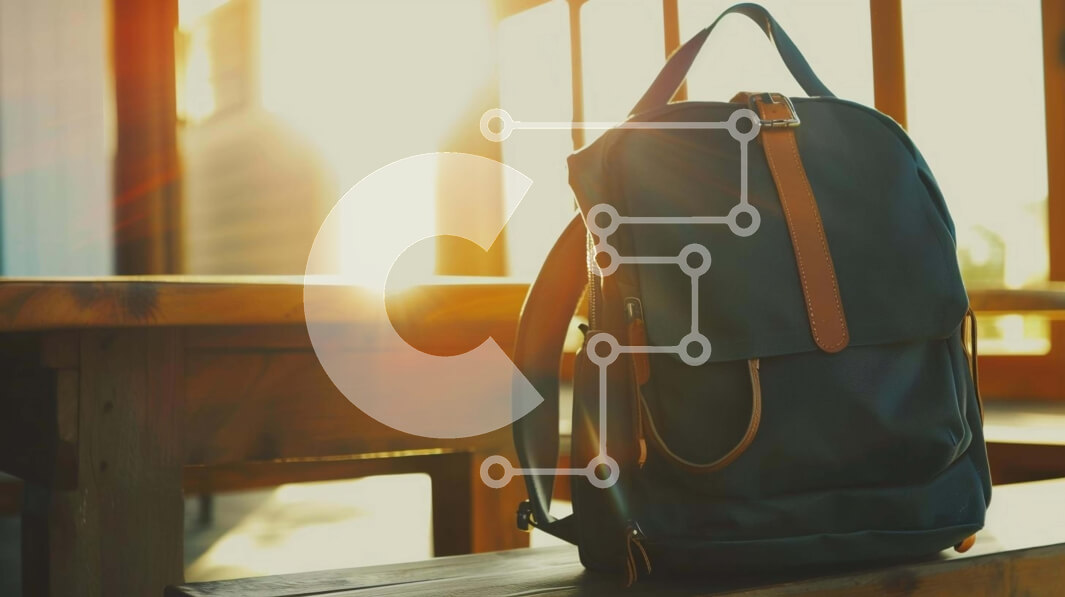 Intra Συλλεκτικό Ξύλινο Παζλ Plywood  4mm - Μαύρο σακίδιο πλάτης σε ξύλινο πάγκο Σε Ξύλινο Κουτί - Διαστάσεις: 10x10 cm – 25 κομμάτια