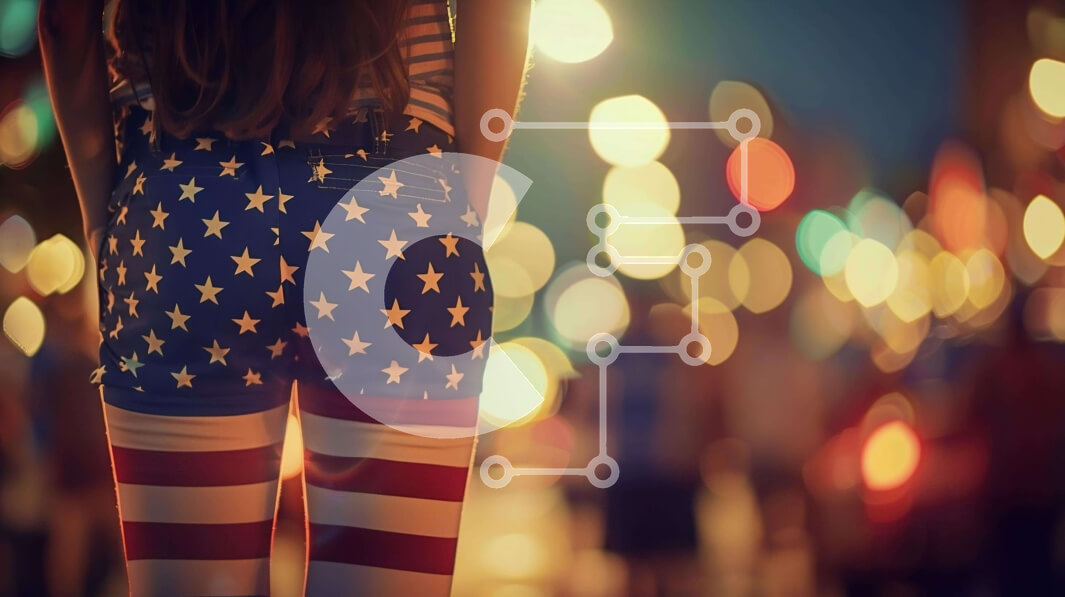 Intra Συλλεκτικό Ξύλινο Παζλ Plywood  4mm - Γυναίκα με στολή αμερικανικής σημαίας που γιορτάζει τις πατριωτικές διακοπές τη νύχτα Σε Ξύλινο Κουτί - Διαστάσεις Puzzle: 10x10 cm – 25 κομμάτια