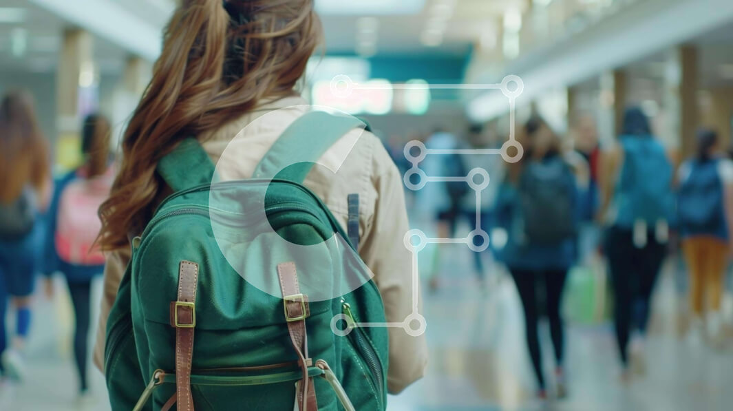 Intra Συλλεκτικό Ξύλινο Παζλ Plywood  4mm - Νεαρή γυναίκα που περπατά με το σακίδιο σε έναν διάδρομο Σε Ξύλινο Κουτί - Διαστάσεις Puzzle: 10x10 cm – 25 κομμάτια