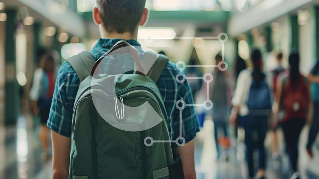 Intra Συλλεκτικό Ξύλινο Παζλ Plywood  4mm - Νεαρός άνδρας που περπατά στον εσωτερικό διάδρομο με το σακίδιο Σε Ξύλινο Κουτί - Διαστάσεις Puzzle: 10x10 cm – 25 κομμάτια