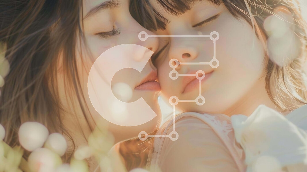 Intra Συλλεκτικό Ξύλινο Παζλ Plywood  4mm - Δύο νεαρά κορίτσια που αγκαλιάζονται σε ένα χωράφι με λουλούδια Σε Ξύλινο Κουτί - Διαστάσεις Puzzle: 10x10 cm – 25 κομμάτια