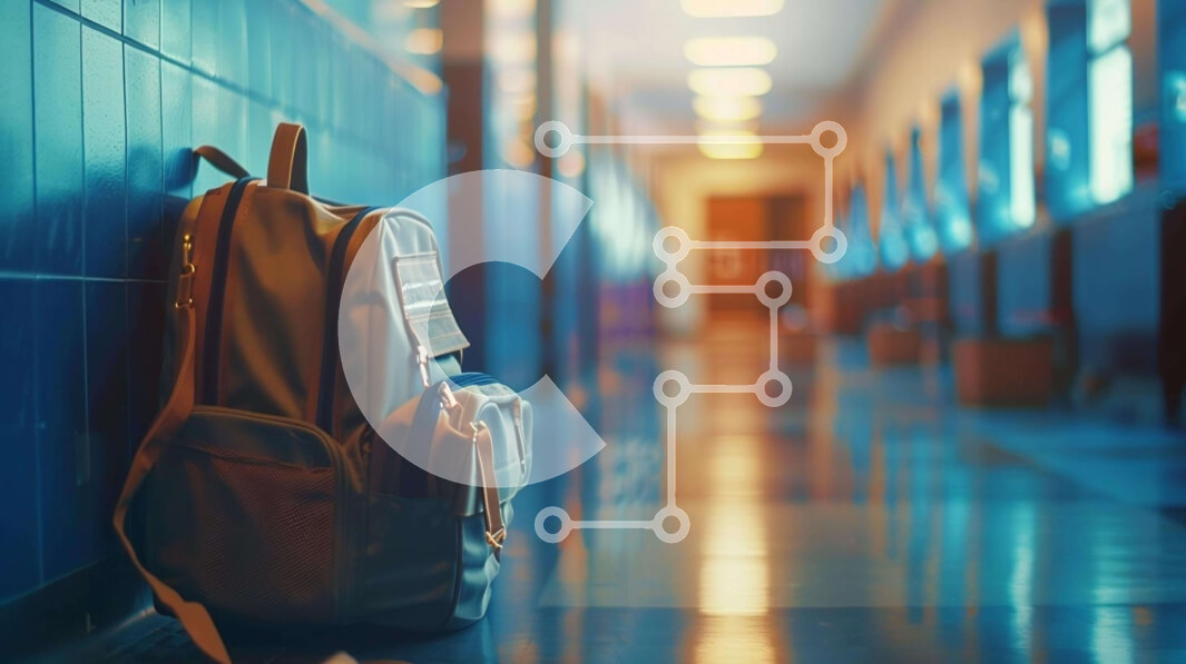 Intra Συλλεκτικό Ξύλινο Παζλ Plywood  4mm - Σακίδιο πλάτης στον άδειο διάδρομο Σε Ξύλινο Κουτί - Διαστάσεις: 10x10 cm – 25 κομμάτια