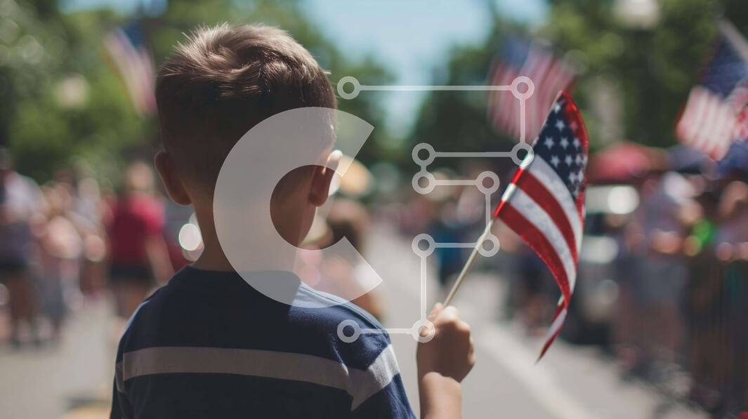 Intra Συλλεκτικό Ξύλινο Παζλ Plywood  4mm - Νεαρό αγόρι με αμερικανική σημαία στην παρέλαση της 4ης Ιουλίου Σε Ξύλινο Κουτί - Διαστάσεις: 10x10 cm – 25 κομμάτια