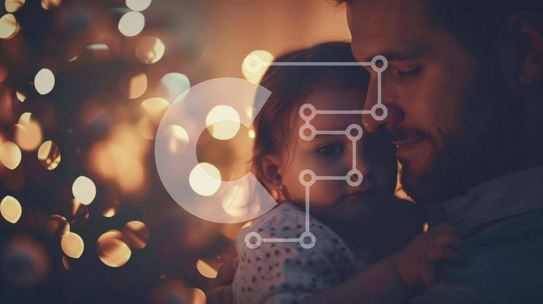 Intra Συλλεκτικό Ξύλινο Παζλ Plywood  4mm - Πατέρας και κόρη αγκαλιάζονται από το χριστουγεννιάτικο δέντρο Σε Ξύλινο Κουτί - Διαστάσεις: 10x10 cm – 25 κομμάτια