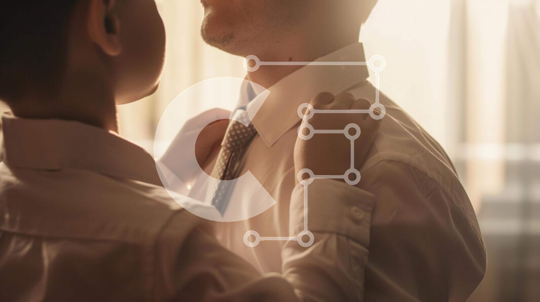 Intra Συλλεκτικό Ξύλινο Παζλ Plywood  4mm - Άνθρωπος που βοηθά έναν άλλο να προσαρμόσει τη γραβάτα Σε Ξύλινο Κουτί - Διαστάσεις Puzzle: 10x10 cm – 25 κομμάτια