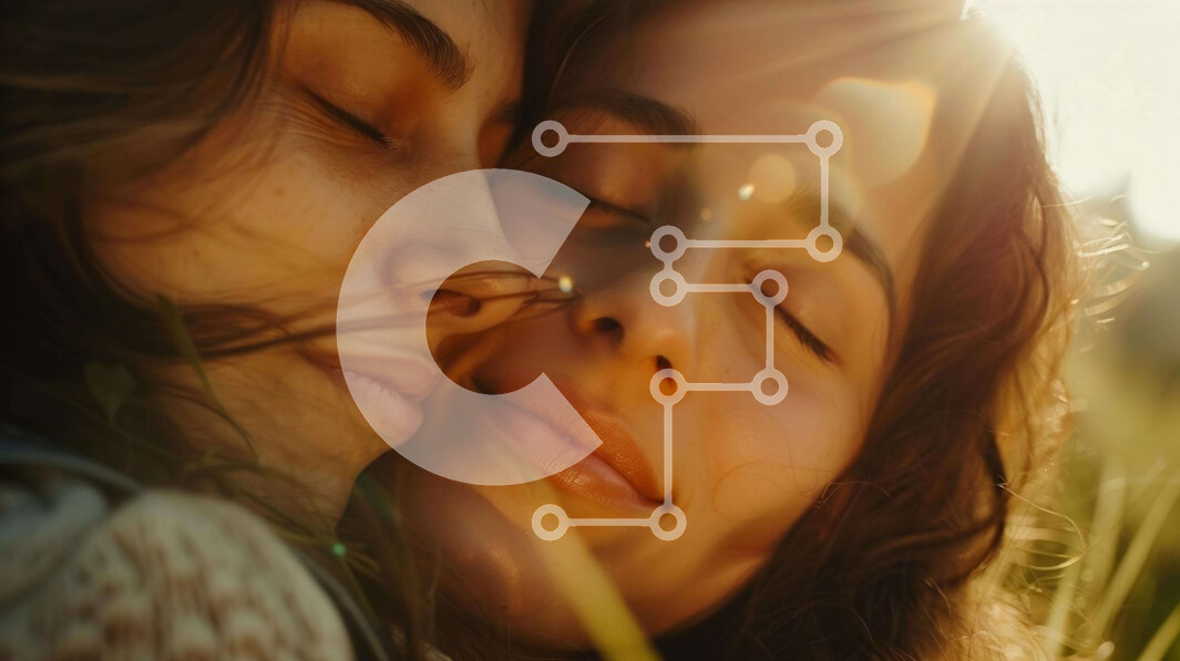 Intra Συλλεκτικό Ξύλινο Παζλ Plywood  4mm - Δύο γυναίκες που αγκαλιάζονται σε ένα χορταριασμένο χωράφι Σε Ξύλινο Κουτί - Διαστάσεις Puzzle: 10x10 cm – 25 κομμάτια