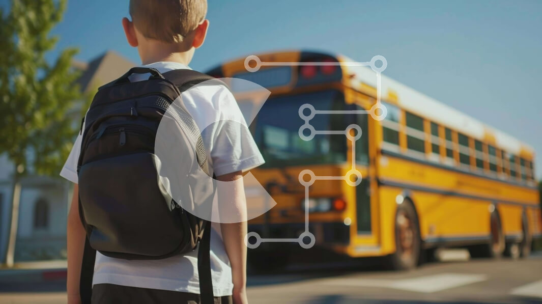 Intra Συλλεκτικό Ξύλινο Παζλ Plywood  4mm - Νεαρό αγόρι και κίτρινο σχολικό λεωφορείο Σε Ξύλινο Κουτί - Διαστάσεις Puzzle: 10x10 cm – 25 κομμάτια