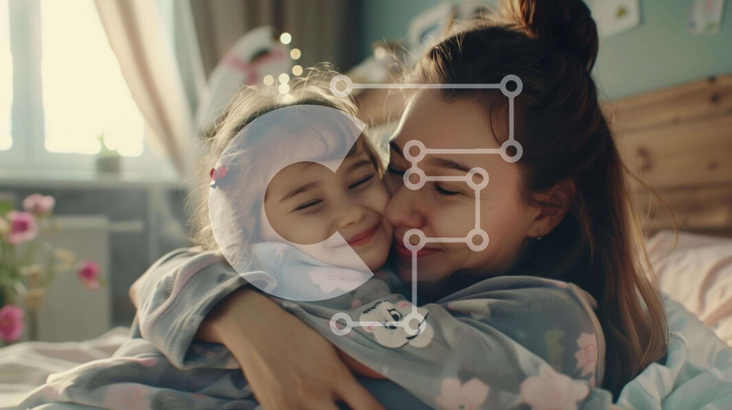 Intra Συλλεκτικό Ξύλινο Παζλ Plywood  4mm - Συγκινητική στιγμή: Μητέρα και κόρη αγκαλιάζονται στο κρεβάτι Σε Ξύλινο Κουτί - Διαστάσεις Puzzle: 10x10 cm – 25 κομμάτια